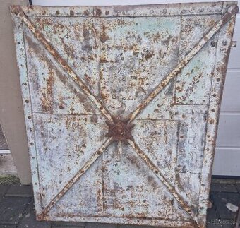 Staré železné dvere / okenica