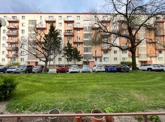 SLNEČNÝ 2-IZBOVÝ BYT V LOKALITE NIVY, SKLENÁROVÁ, 40m2