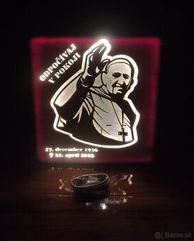 Dekoratívna nabijateľná LED lampa s motívom Pápež František