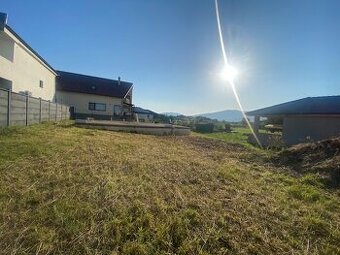 Pozemok so stavebným povolením a základovou doskou