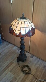 Tiffany štýl stojacia lampa – vitrážové sklo, kovová noha