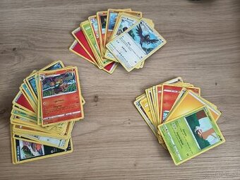 Pokémon karty – cca 100 ks (Sword & Shield, V, holo a bežné)