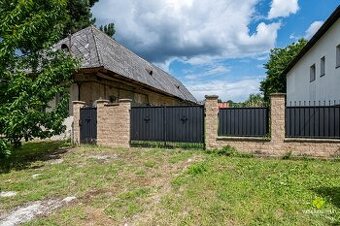 KRÁSNY POZEMOK SO STARŠÍM RODINNÝM DOMOM - POLUVSIE