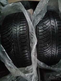 245/45R19 102V