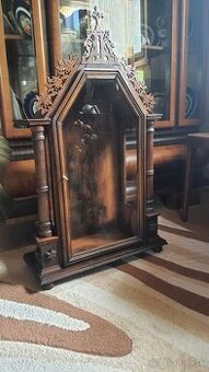 Starozitny relikviár a religiozne sochy.