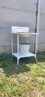 Starožitný kovový umývací stolík