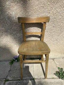 retro stará drevená stolička