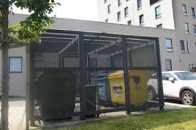 Kontajnerové boxy na domový odpad alebo fľaše.