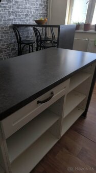 Ostrovček do kuchyne ( prip. stolom a bar.  stoličkami )