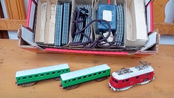 Rozne stare hračky, vláčiky, lokomotiva