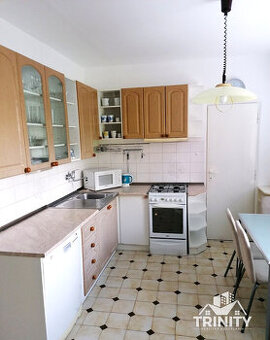 Na prenájom kompletne zariadený 3-izbový byt s balkónom a lo