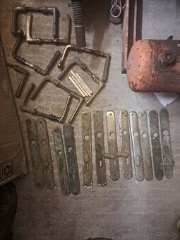 Mosadzné   štity  a klučky  na dvere.