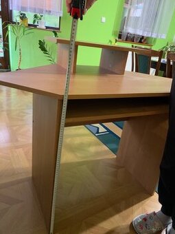 Stolík pod počítač