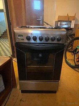 Sporák a obývacia stena