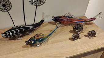 Sklenené ryby a labute