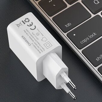 Univerzálny cestovný adaptér 5V/2A