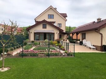 Predaj-Rodinný dom 9 izbový s pozemkom 1130m2 - Vlkanová - 1