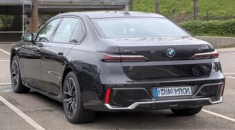 BMW 7 G70 zadny naraznik