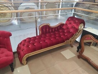 Zlatá sofa-pohovka