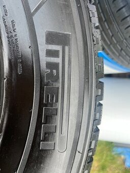 Pirelli Carrier Winter 215/70 R15C