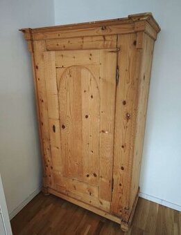 Starožitná skriňa