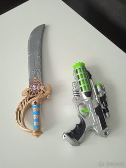 Pištoľ na baterky a pirátsky meč