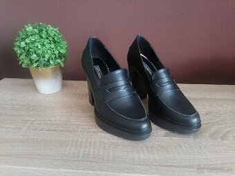 Čierne lodičky na platforme