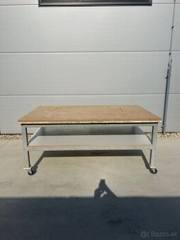 Pracovný stôl