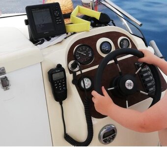 Motorová loď s kajutou CONGER 460