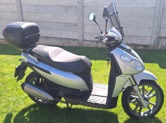 Predam maxiskuter Piaggio Carnaby 125 11kw rok 2011. Maximal