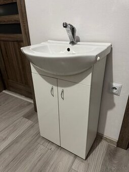 Kúpeľňová skrinka s umývadlom