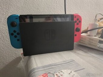 Predám nintento switch s príslušenstvom a 2 hrami