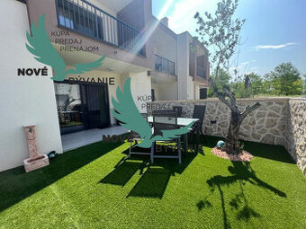 Novostavba trojpodlažný apartmán so záhradou aj strešnou ter