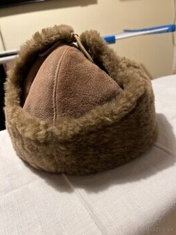 Hnedá kožušinová čiapka