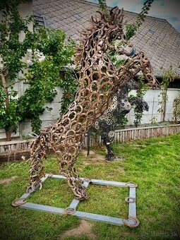 Majestátní kůň z podkov