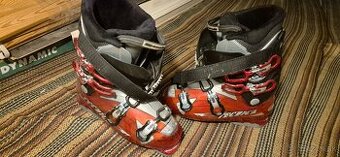 Predam lyže a lyžiarky