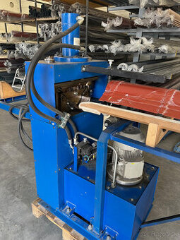 Hydraulický lis na výrobu strešného hrebenáča r.š.410mm