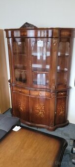 Talianska štýlova vitrina