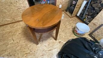 Predám starý guľatý stôl s poličkou