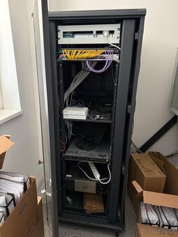 Rack 19“ vo vybave, serverovy, datovy rozvadzac