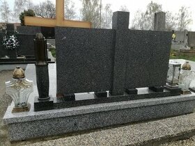 Žulový náhrobný kameň na dvojhrob.
