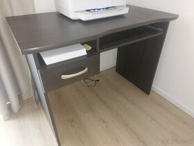 Šikovný počítačový stolík