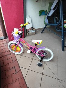 Detský bicykel s pomocnými kolieskami