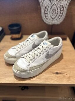 Nike blazer low platform - biele tenisky nike