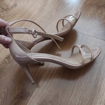 Béžové sandále na opätku