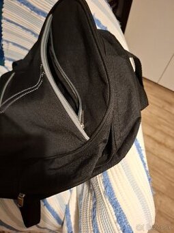 Ruksak čiernej farby