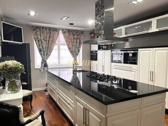 LUXUSNÝ RODINNÝ DOM S VEĽKÝM POZEMKOM, CENTRUM BARDEJOVA