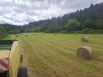 Balíky tohtoročného sena