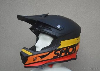 Prilba čierno oranžová žltá mat. shot