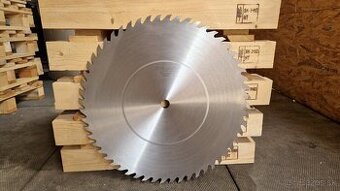 PILANA - pílový kotúč na drevo 600mm + pilník